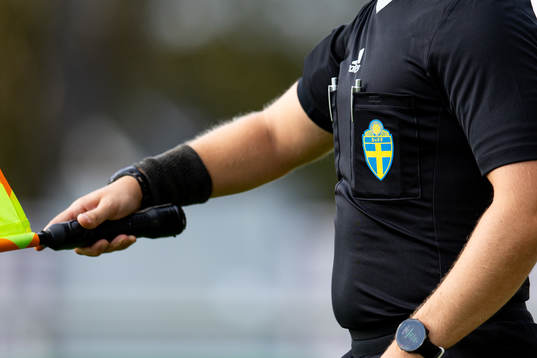 En assisterande domare med SvFF logo på tröjan