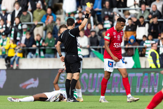 Brages Eirik Asante Gayi tilldelas gult kort av Domare