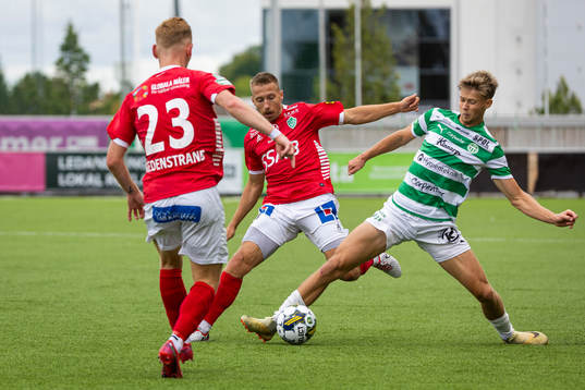 Västerås SKs Patric Åslund mot Brages Jacob Stensson och