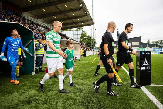 Västerås SKs Simon Johansson och målvakt Anton