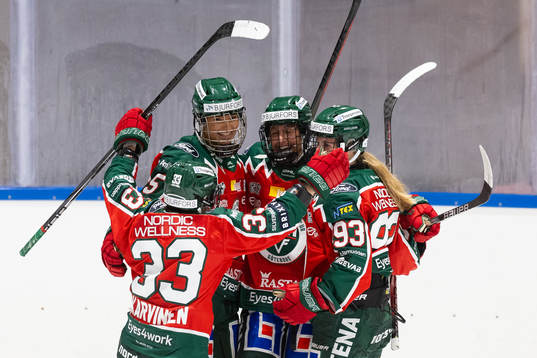 Frölundas Ebba Strandberg jublar med lagkamrater