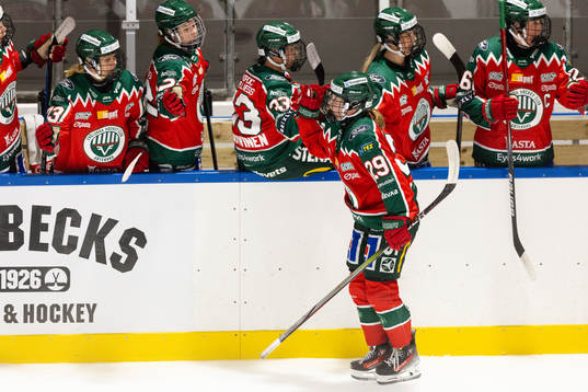 Frölundas Felizia Wikner Zienkiewicz jublar med lagkamrater