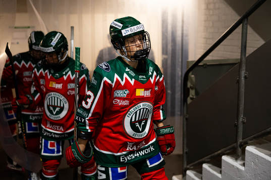 Frölundas Michelle Karvinen innan träningsmatchen i