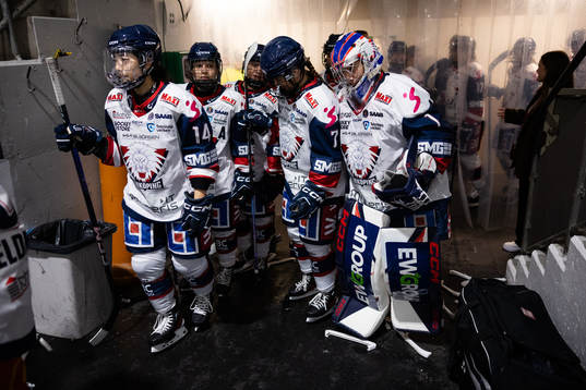 Linköpings spelare innan träningsmatchen i ishockey