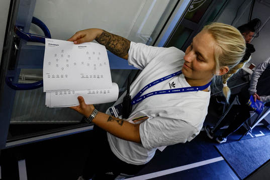 Rebecca Candevi med laguppställningar före