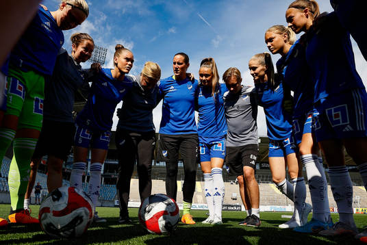 IFK Norrköpings spelare med My Cato till vänster före