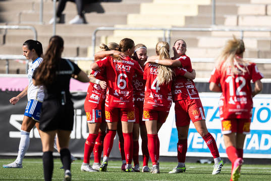 Örebros Maja Bodin jublar med lagkamrater