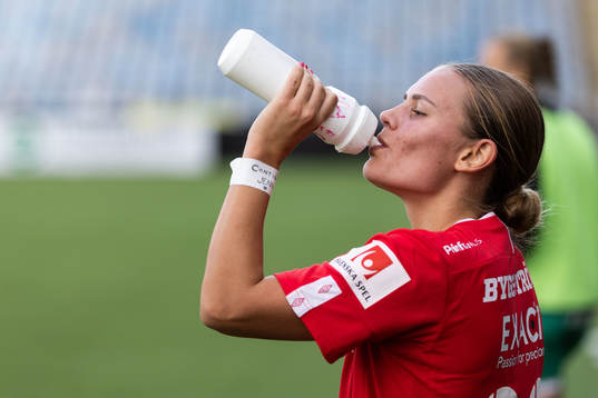 Örebros Maja Bodin bär vit tejp med texten ”Contigo