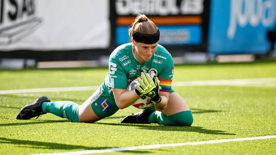uÖrebros målvakt Tove Enblom nder fotbollsmatchen i