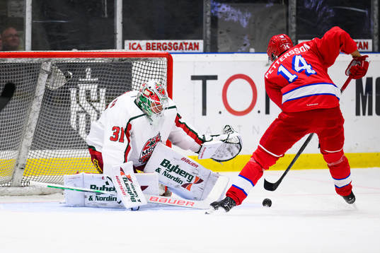 Timrås Emil Pettersson och Modos målvakt Olle Eriksson Ek