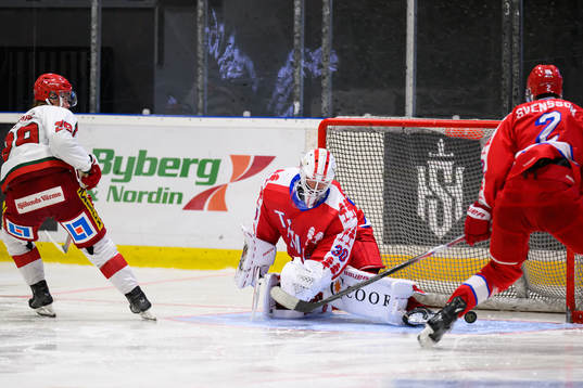 Modos Mikkel Aagaard och Timrås målvakt Jacob Johansson