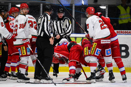 Timrås Sebastian Hartmann och Modos Jakob Norén i kamp