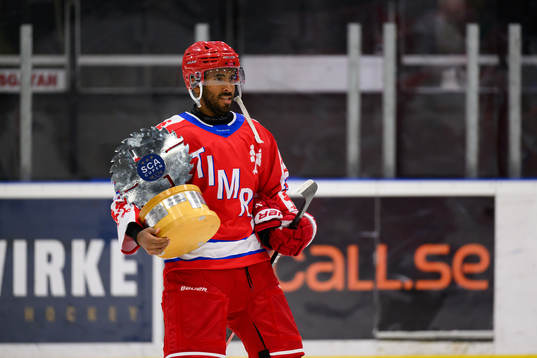 Timrås Jeremy Boyce-Rotevall tar emot priset