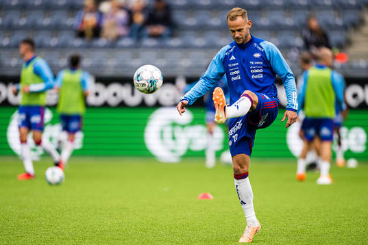 Martin Kreuzriegler of Vålerenga warms up