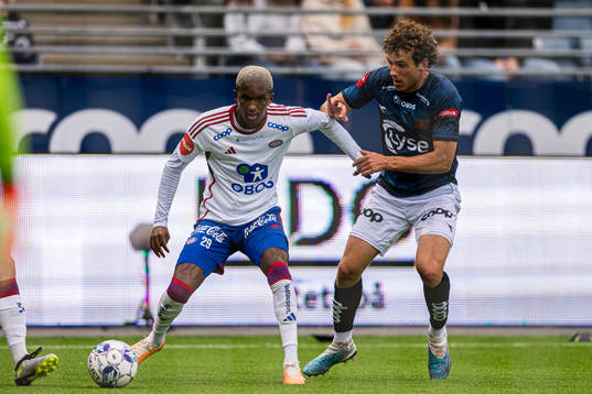 Vitor Hugo Ferreira Oliveira of Vålerenga and Joe Bell of