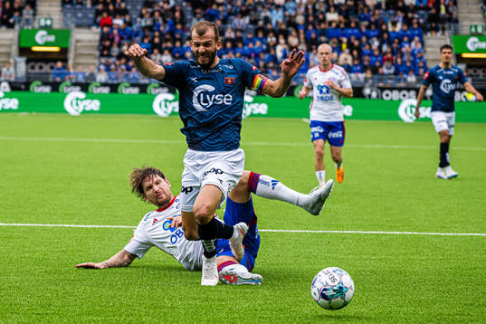 Stefan Strandberg of Vålerenga and Zlatko Tripic of Viking
