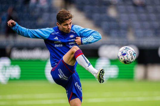 Torgeir Børven of Vålerenga warms up