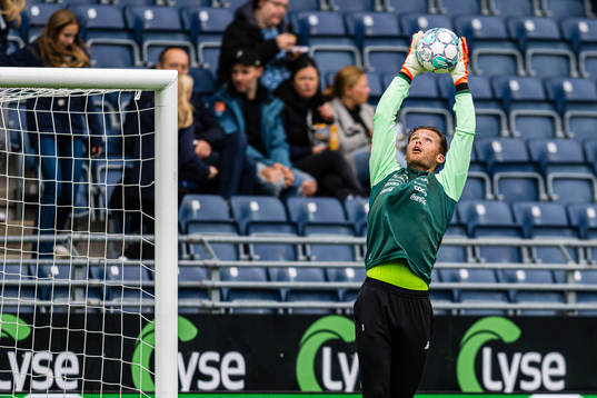 Jacob Storevik of Vålerenga warms up