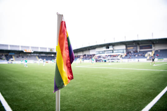 En hörnflagga med pridefärger