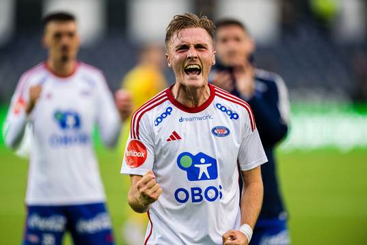Christian Borchgrevink of Vålerenga celebrates