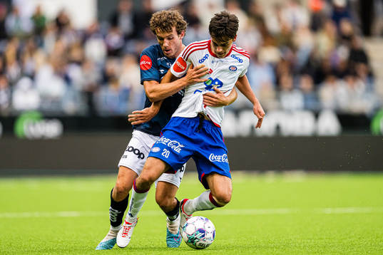 Joe Bell of Viking and Magnus Riisnæs of Vålerenga