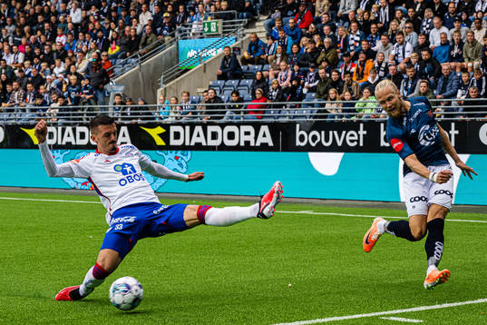 Eneo Bitri of Vålerenga and Lars-Jørgen Salvesen of Viking