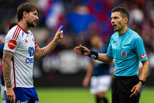 Stefan Strandberg of Vålerenga and Tore Hansen, referee