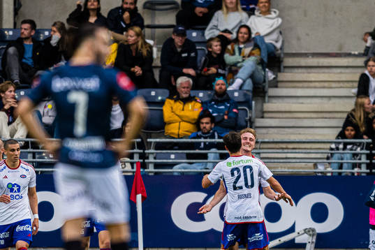 Christian Borchgrevink of Vålerenga celebrates