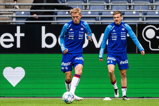 Elias Hagen of Vålerenga warms up
