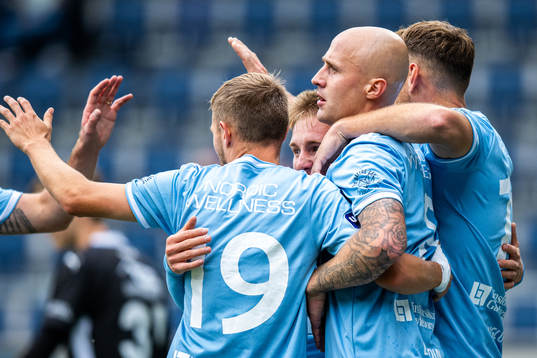 Gefles Anton Lundin jublar med lagkamrater