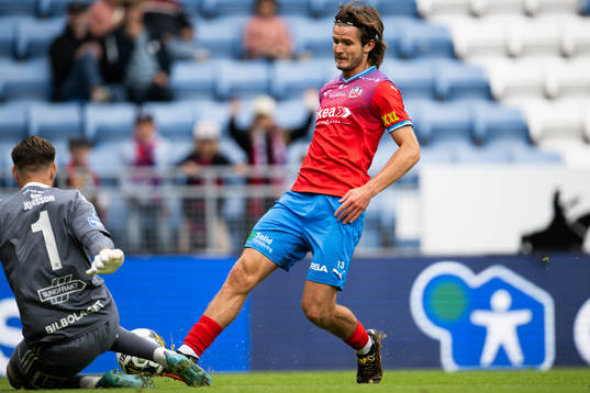 Helsingborgs Wilhelm Loeper framför GIF Sundsvalls