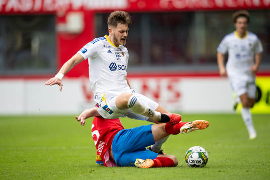 Helsingborgs Adam Hellborg fäller GIF Sundsvalls Paya
