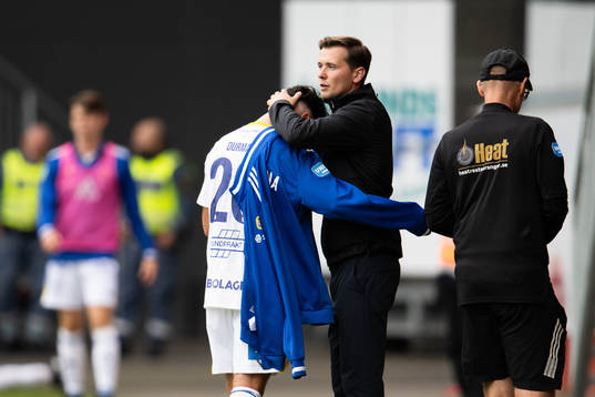GIF Sundsvalls tränare Douglas Jakobsen tackar Elias