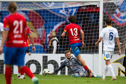 Helsingborgs Wilhelm Loeper gör 3-2 målet bakom GIF