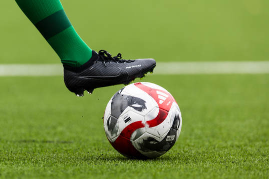 Fotbollsskor och bollar