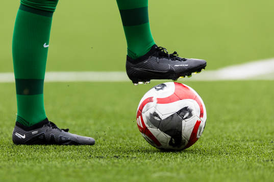 Fotbollsskor och bollar