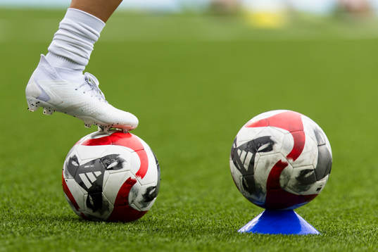 Fotbollsskor och bollar