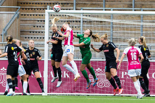 Brommapojkarnas målvakt Anna Aurora Koivunen agerar