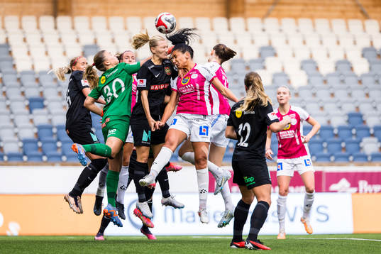 IK Uppsalas Maria Poli oroar framför Brommapojkarnas
