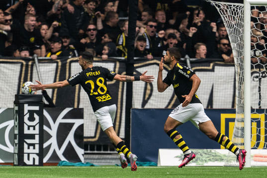 AIKs Ioannis Pittas och Omar Faraj jublar