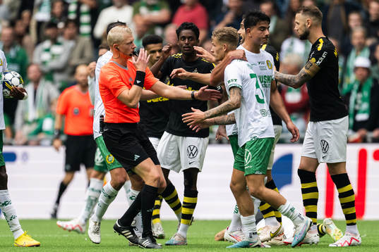 Hammarbys Fredrik Hammar och Domare Adam Ladebäck