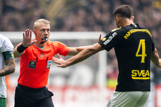 Domare Adam Ladebäck och AIKs Sotirios Papagiannopoulos