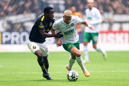 AIKs Erick Otieno och Hammarbys Simon Strand