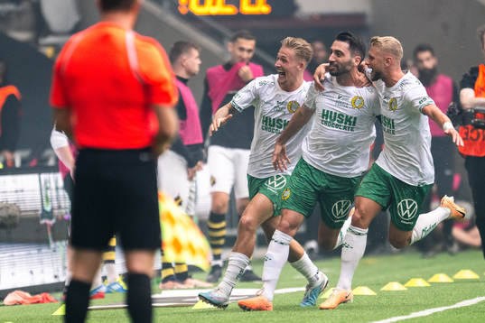 Hammarbys Nahir Besara jublar med lagkamrater