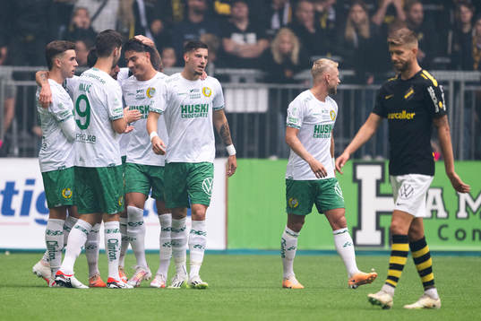 Hammarbys Viktor Djukanovic jublar med lagkamrater