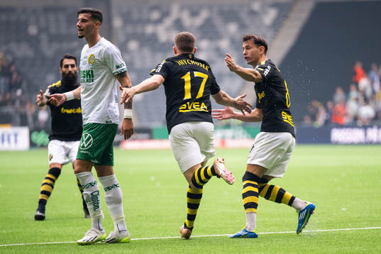 AIKs Mads Døhr Thychosen och Bersant Celina jublar
