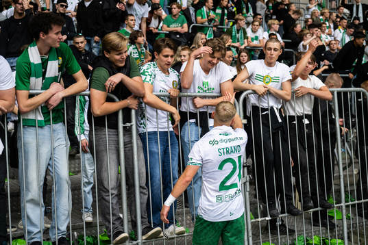 Hammarbys Simon Strand jublar
