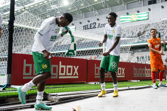 Hammarbys Shaquille Pinas och Nathaniel Adjei jublar