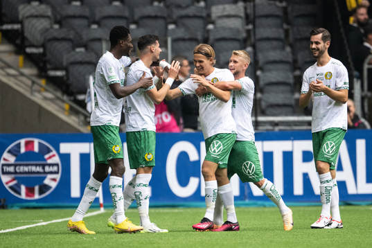 Hammarbys Viktor Djukanovic jublar med Nathaniel Adjei,