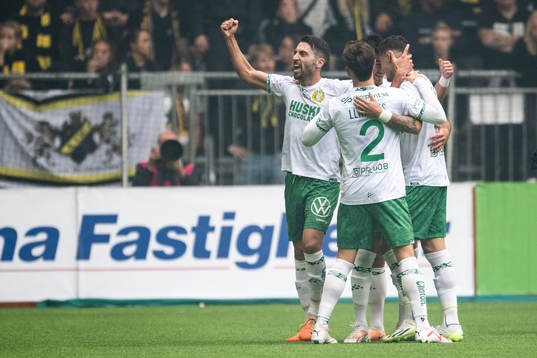 Hammarbys Nahir Besara jublar med Viktor Djukanovic